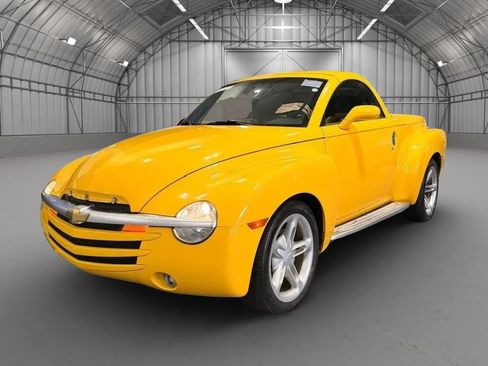 Used 2004 Chevrolet SSR w/ Preferred Equipment Group RWD image 13
