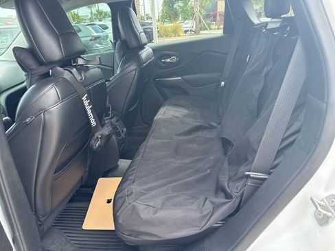 Used 2019 Jeep Cherokee Latitude Plus image 5