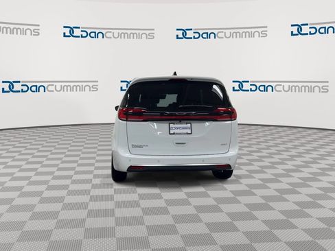 New 2027 Chrysler Pacifica Select AWD/4WD image 7