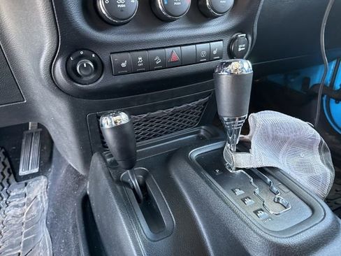 Used 2017 Jeep Wrangler Unlimited Sahara w/ Connectivity Group AWD/4WD image 18