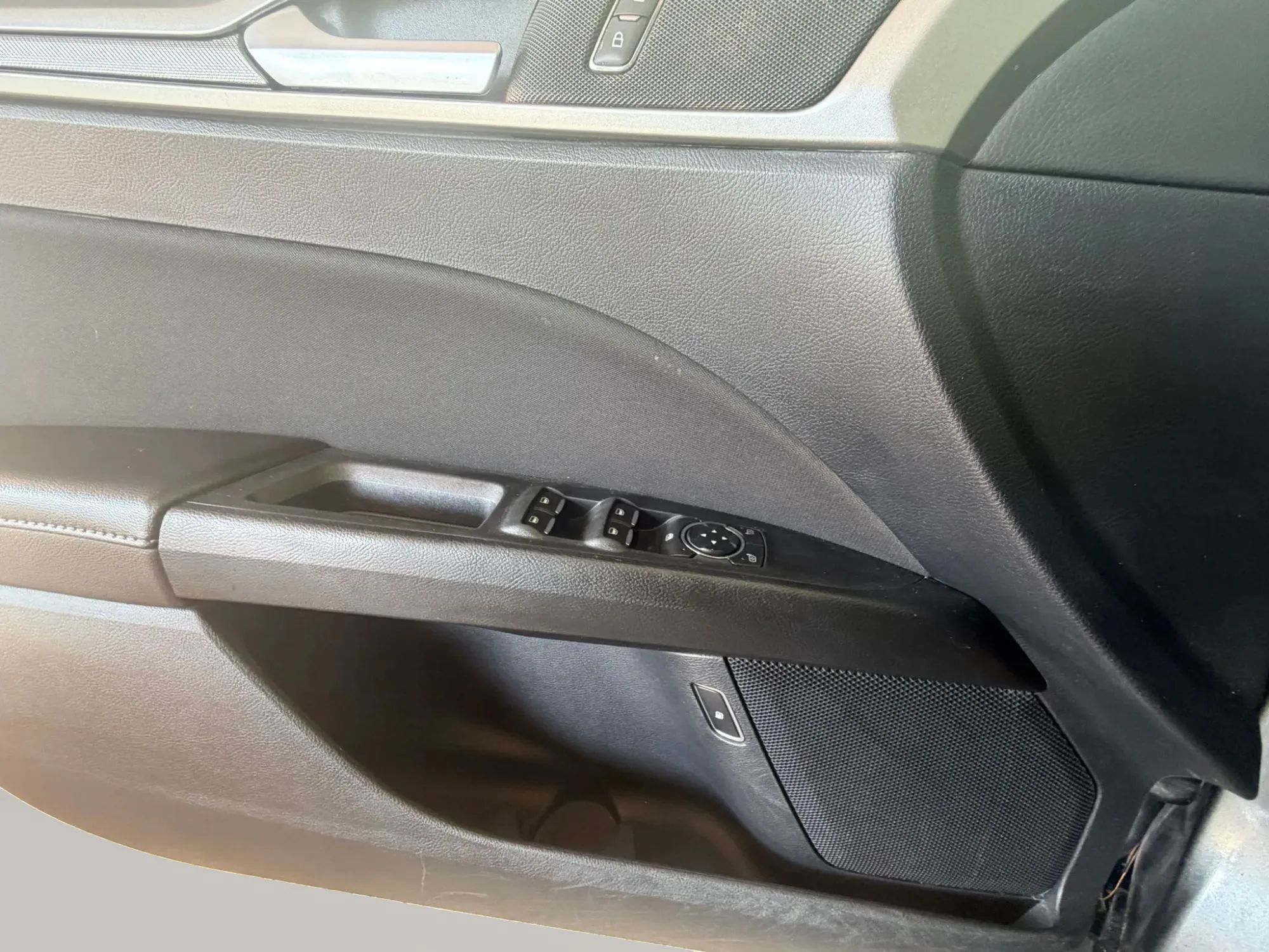 Used 2020 Ford Fusion SE FWD image 21