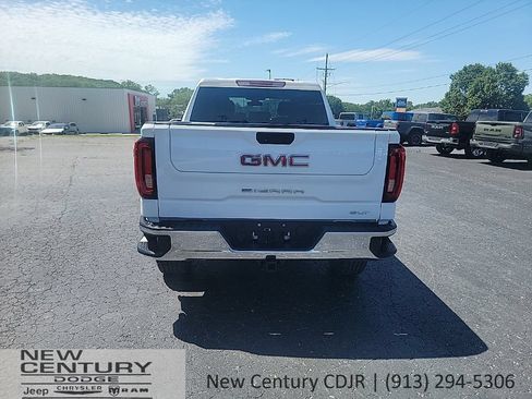 Used 2020 GMC Sierra 1500 SLT w/ Driver Alert Package II AWD/4WD image 4