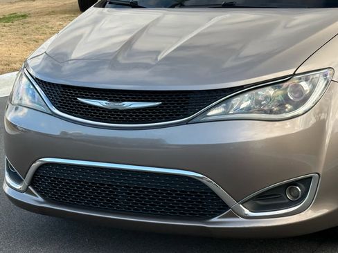 Used 2017 Chrysler Pacifica Touring Plus w/ Tire & Wheel Group image 9