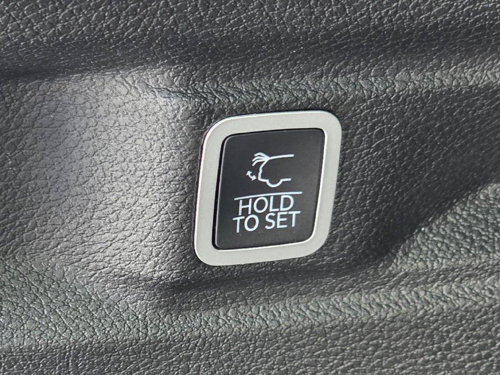 Used 2025 Jeep Grand Cherokee L Altitude RWD image 14