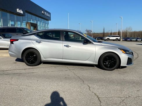 Used 2024 Nissan Altima 2.5 S FWD image 9