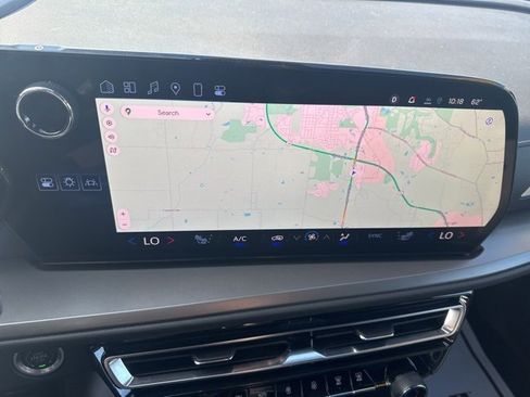 Used 2025 Chevrolet Traverse LT image 32