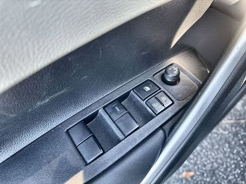 Used 2025 Toyota Corolla Cross L image 22