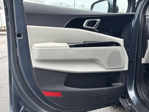 Used 2024 Kia Carnival EX image 10