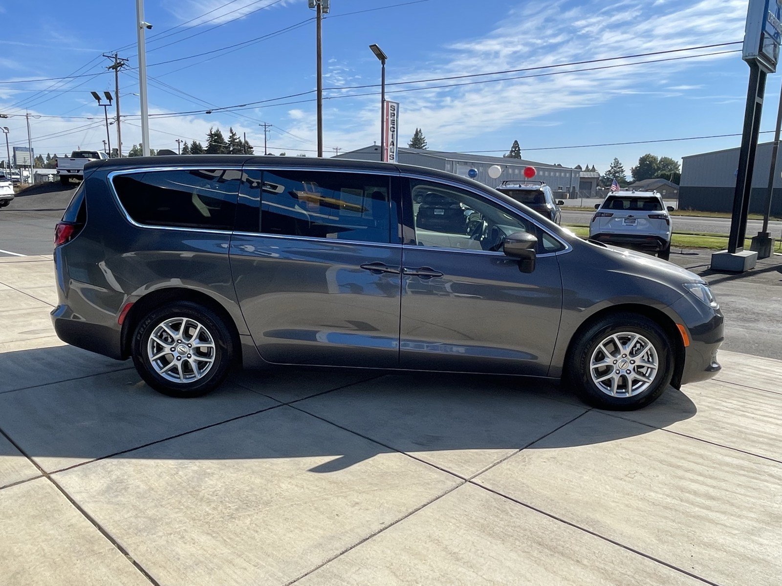 Used 2022 Chrysler Voyager LX FWD image 6