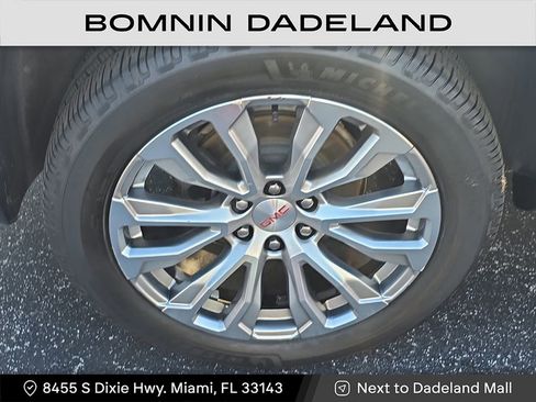 Used 2022 GMC Yukon XL Denali w/ Denali Premium Package image 8