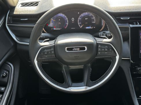 Used 2025 Jeep Grand Cherokee L Altitude RWD image 12