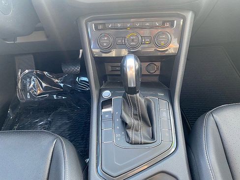 Used 2021 Volkswagen Tiguan SE w/ Panoramic Sunroof Package image 18