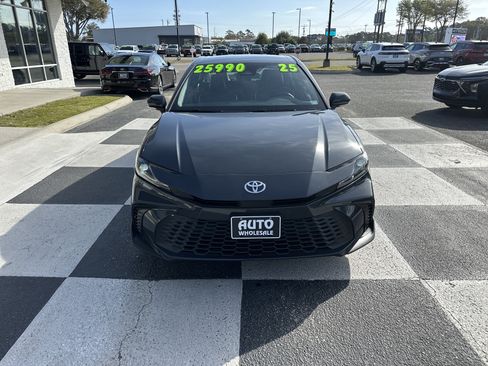 Used 2025 Toyota Camry SE image 2