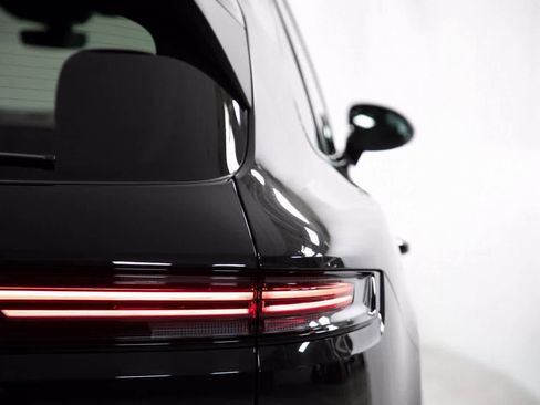 Certified 2025 Porsche Cayenne image 38