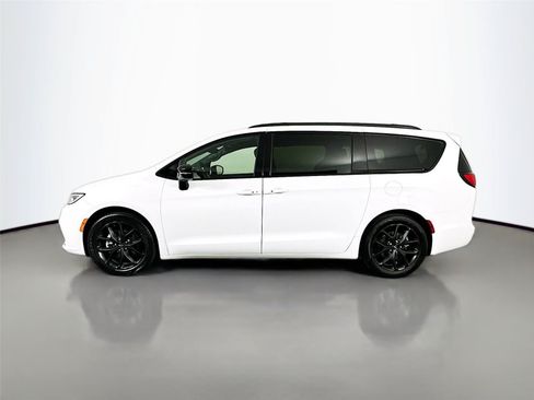 Used 2025 Chrysler Pacifica Limited FWD image 8