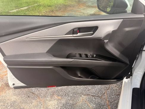 Used 2025 Toyota Camry SE FWD image 9