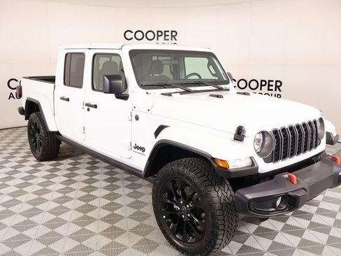 Used 2024 Jeep Gladiator Sport image 1