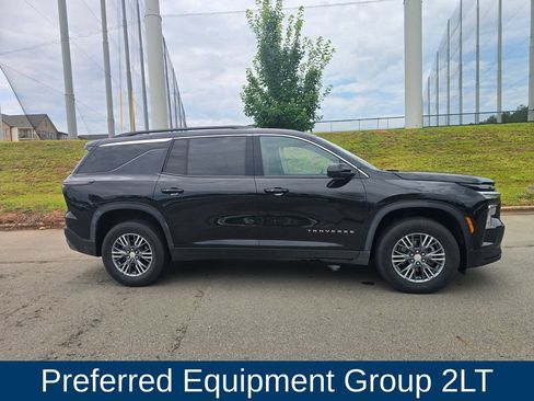 Used 2025 Chevrolet Traverse LT AWD/4WD image 2
