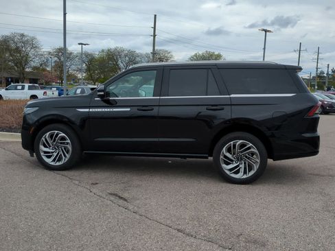 Used 2025 Lincoln Navigator Reserve AWD/4WD image 5