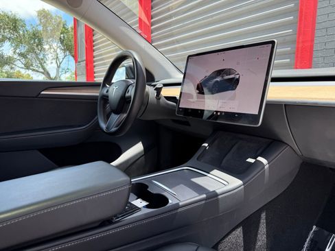 Used 2024 Tesla Model Y Long Range RWD image 19