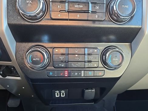 Used 2020 Ford F150 Lariat image 31