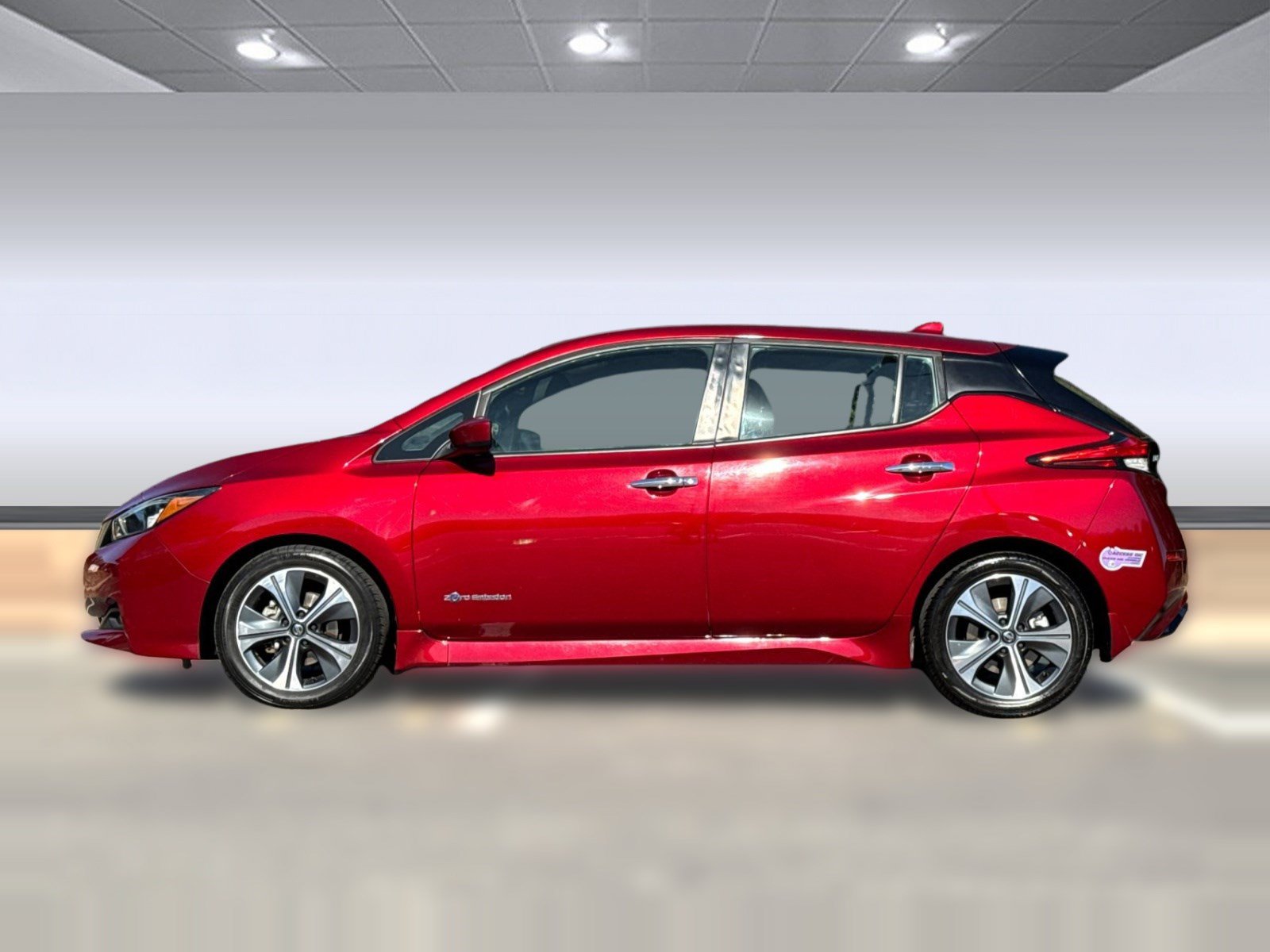 Used 2018 Nissan Leaf SV w/ SV Technology Package FWD image 2