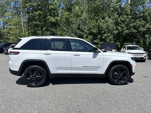 Used 2023 Jeep Grand Cherokee Altitude AWD/4WD image 2