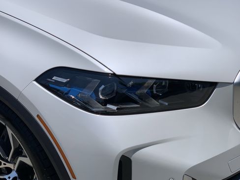 Used 2026 BMW X5 xDrive50e image 11