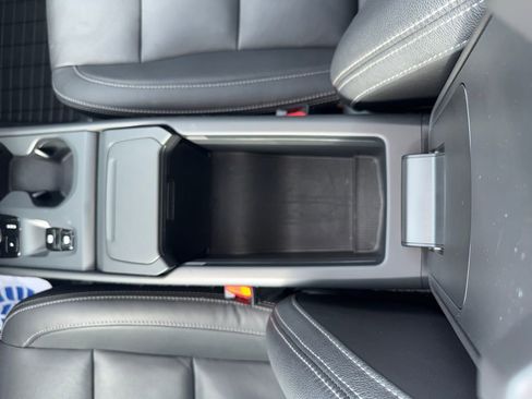 Used 2025 Volvo XC40 B5 Core image 26