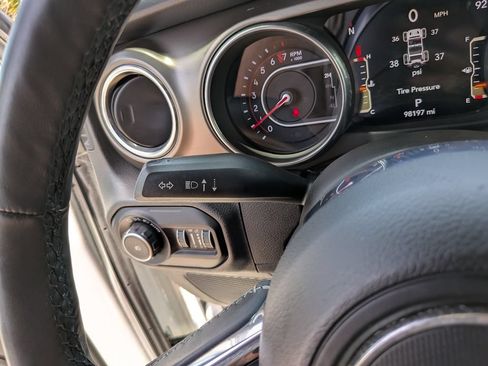 Used 2018 Jeep Wrangler Unlimited Rubicon AWD/4WD image 35