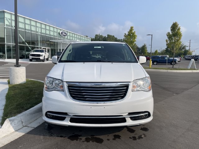 Used 2016 Chrysler Town & Country Touring w/ Driver Convenience Group FWD image 8