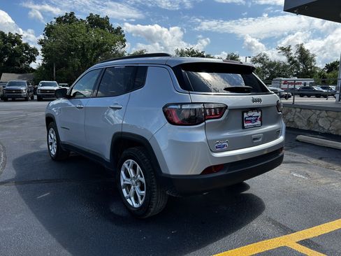Used 2024 Jeep Compass Latitude AWD/4WD image 6