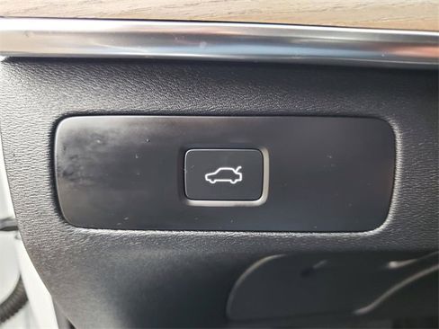 Used 2025 Volvo XC90 B6 Plus image 18