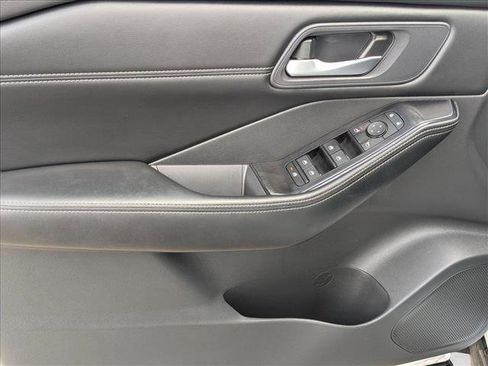 Used 2024 Nissan Rogue SV w/ SV Premium Package image 11