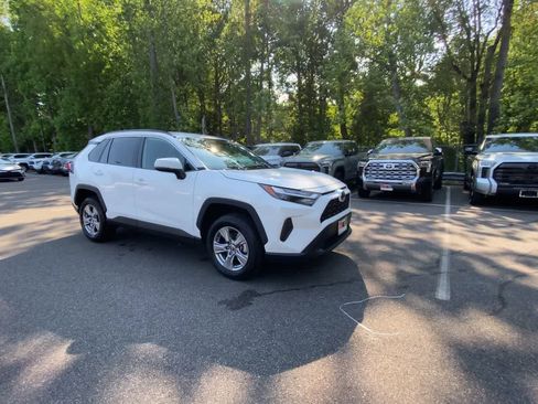 Used 2025 Toyota RAV4 XLE AWD/4WD image 5
