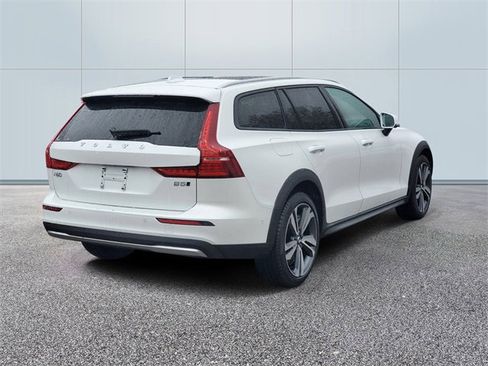 Certified 2025 Volvo V60 B5 Cross Country Plus image 4