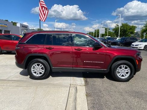 Used 2024 Jeep Grand Cherokee Laredo w/ Luxury Tech Group I AWD/4WD image 2