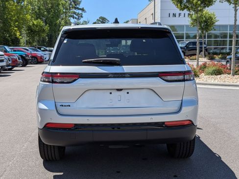 Used 2025 Jeep Grand Cherokee Altitude AWD/4WD image 4