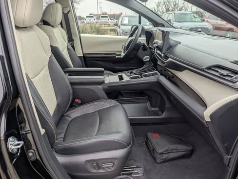 Used 2025 Toyota Sienna Platinum image 33