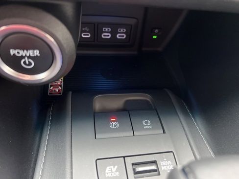 Used 2023 Toyota Venza LE image 15