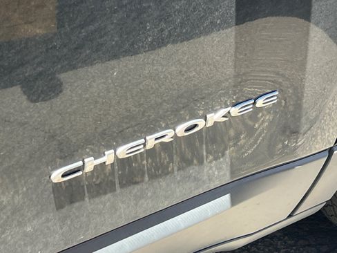 Used 2019 Jeep Cherokee Latitude w/ Popular Appearance Group AWD/4WD image 8