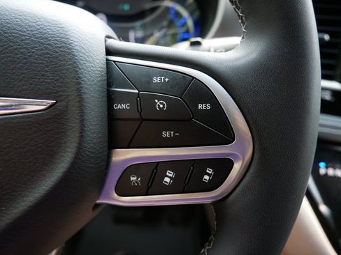 Used 2023 Chrysler Pacifica Touring-L FWD image 18