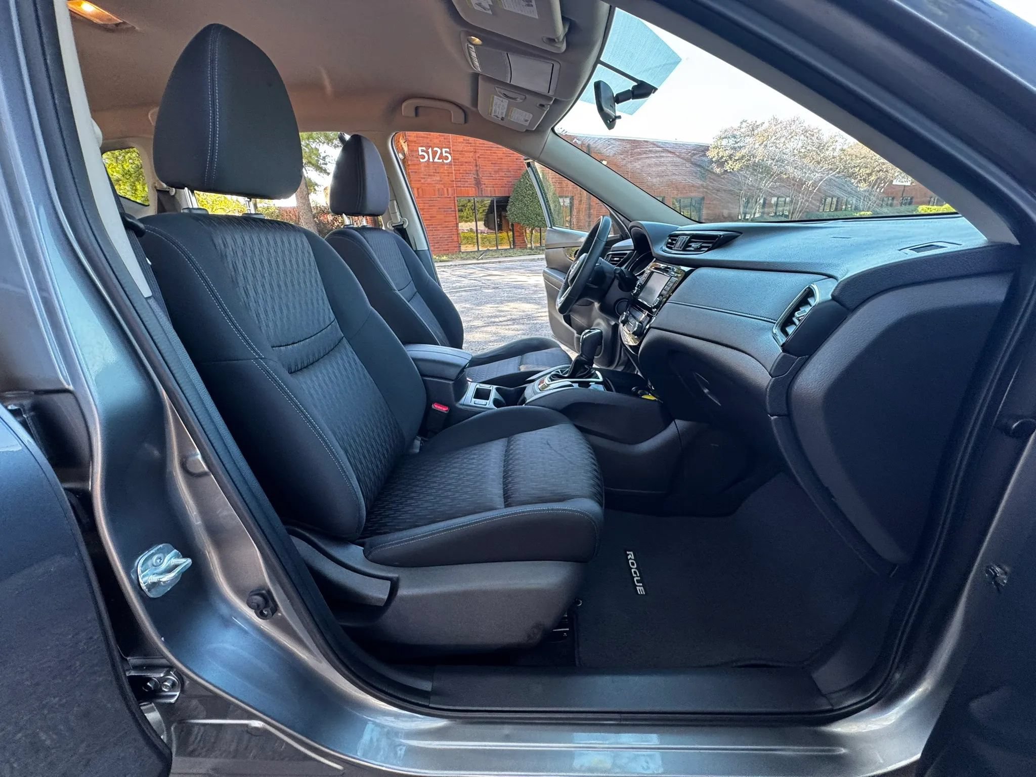 Used 2017 Nissan Rogue SV w/ SV Premium Package FWD image 13