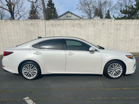 Used 2017 Lexus ES 350 w/ Luxury Package image 4