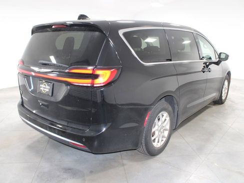 Used 2024 Chrysler Pacifica Touring-L image 9