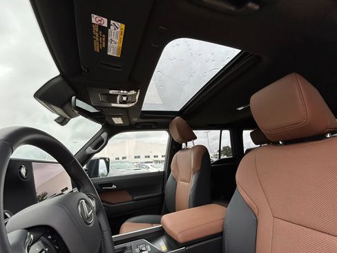 Used 2025 Lexus GX 550 w/ Accessory Package (2T) AWD/4WD image 12