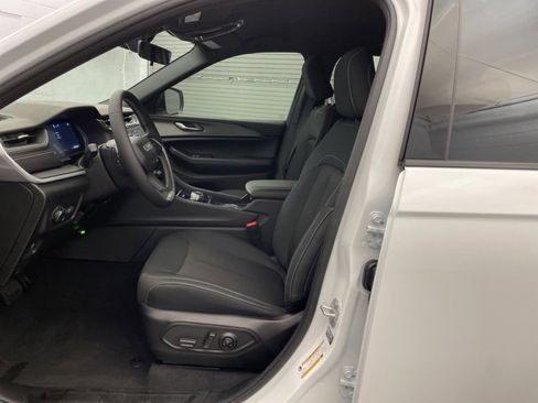 New 2025 Jeep Grand Cherokee Laredo image 14