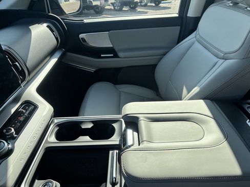 New 2025 Ford Expedition Active image 12
