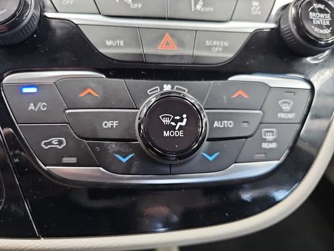 Used 2024 Chrysler Pacifica Touring-L FWD image 24
