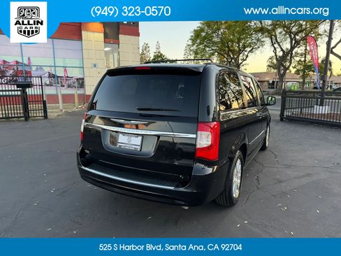 Used 2016 Chrysler Town & Country Touring FWD image 4